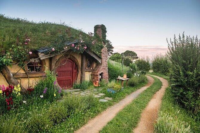 Private Tour from Auckland Hobbiton Movie Set and Te Puia Magic - Key Points