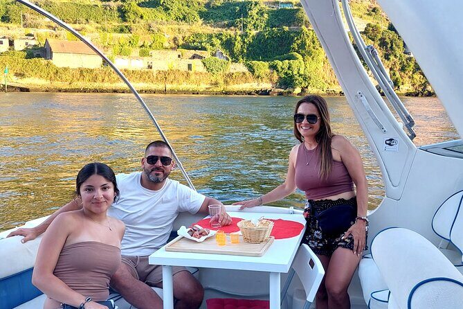 Private Tour in Douro, with tasting,on a Yacht for up to 5 People - Authenticity and Atmosphere