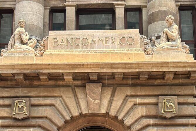 Private Tour in the Historic Center of CDMX and Chapultepec - The Zócalo and Surrounding Streets