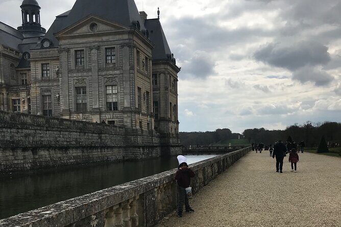 Private tour of the Great Christmas of Vaux le Vicomte and Fontainebleau - Analyzing the Value