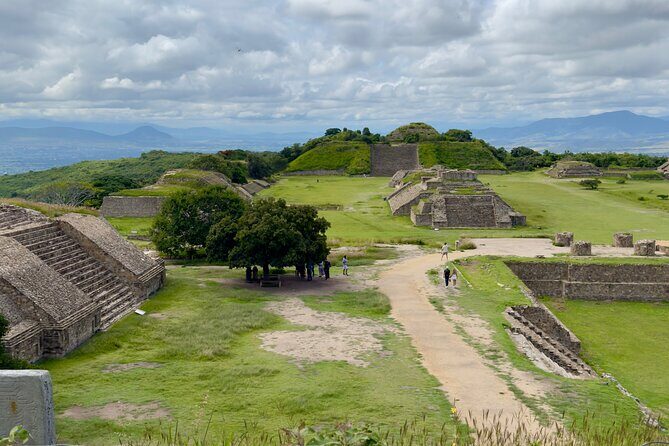 Private tour to Monte Alban and alebrijes and black mud and textiles - Textile Traditions in Santo Tomás Jalieza