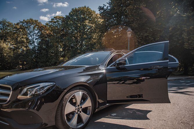 Private transfer from BRU Airport to Bruges with luxury limousine 3 pax - Key Points