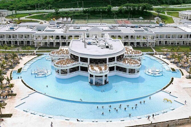 Private Transfer from MBJ Airport to Grand Palladium Hotel - The Ride to Grand Palladium: What to Expect