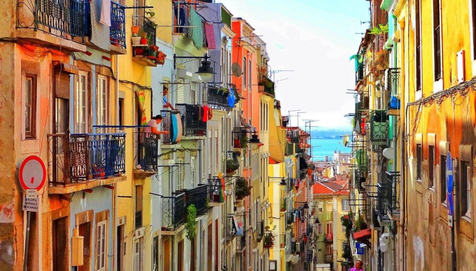Private Transfer Porto To/From Lisbon + Attractions Stops - Highlights of the Tour