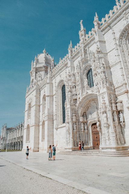 Private Transfer: Seville to Lisbon - Vehicle Features