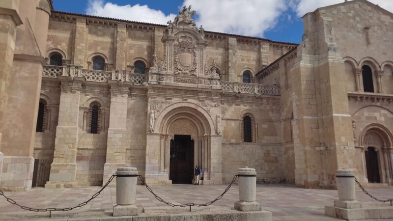 Private Walking Tour Around León - Accessibility and Languages