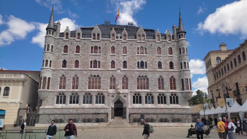 Private Walking Tour Around León - León Cathedral