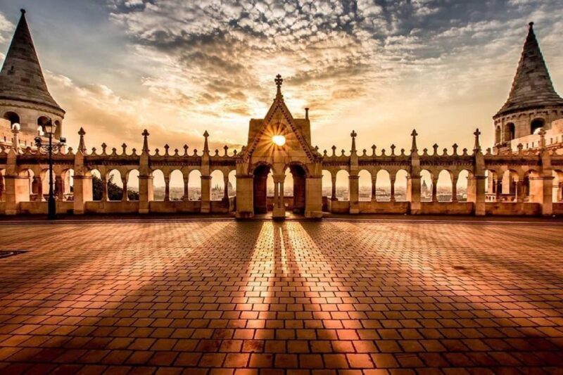 Private walking tour in Budapest in Dutch - Key Points