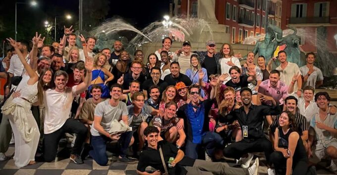 Pub Crawl Paris: Drink, Laugh, Meet the World - Unique Selling Points