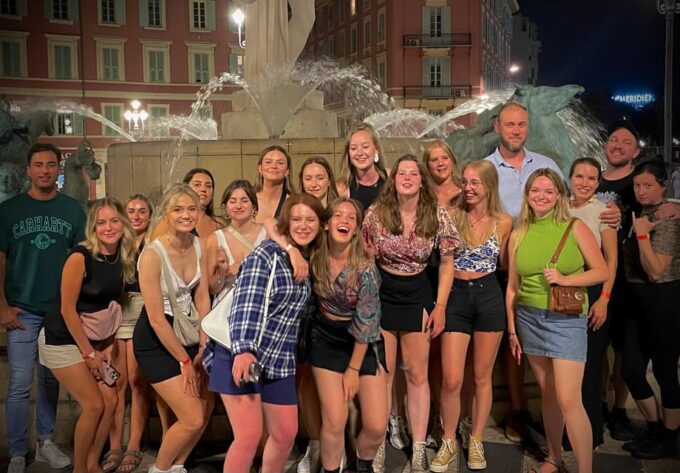 Pub Crawl Paris: Drink, Laugh, Meet the World - Ask Away