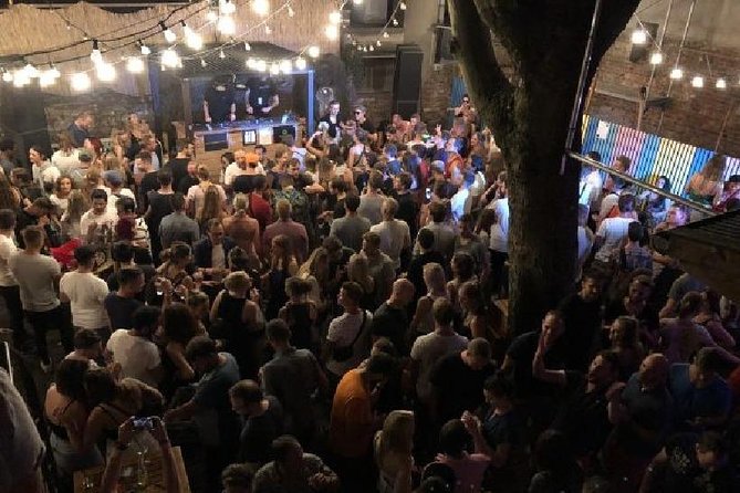 Pub Crawl - Ultimate Party Pub Crawl Incl. One-Hour Drinks Flat Rate - Potential for Self-Guided Alternatives