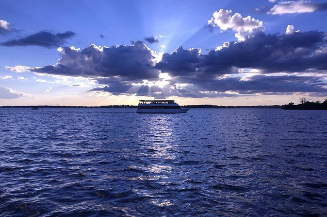 Public Fall Colors Cruise on Lake Minnetonka - FAQ About the Lake Minnetonka Fall Colors Cruise