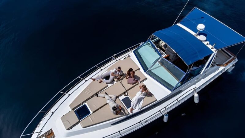 PUERTO BANUS: YACHT RENTAL FOR GROUP 1H - Boat Features and Onboard Activities