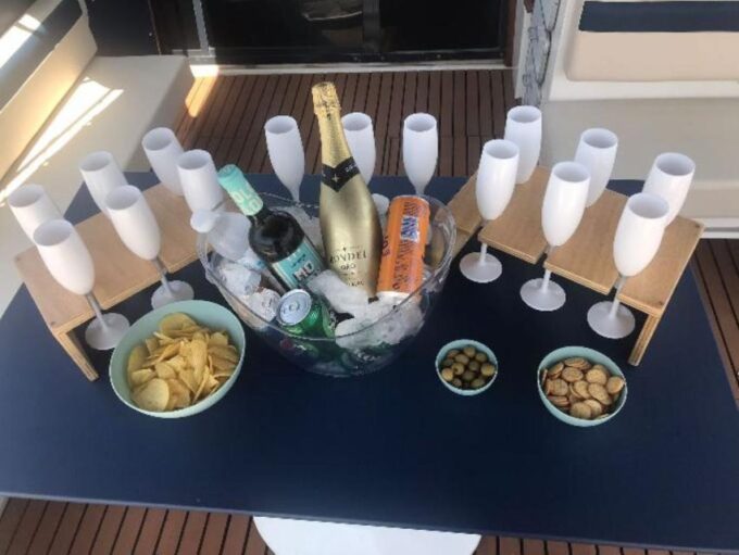 PUERTO BANUS: YACHT RENTAL FOR GROUP 1H - Pricing and Group Size
