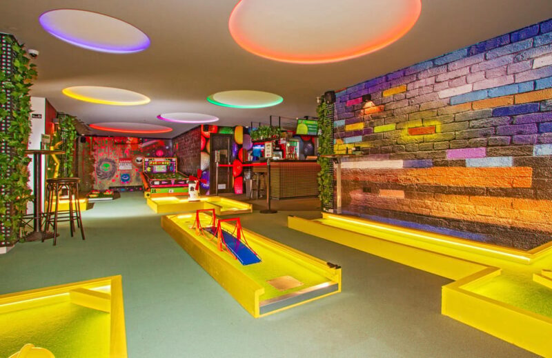 Puerto Del Carmen: Indoor 18 Hole Crazy Mini Golf Experience - Amenities and Features