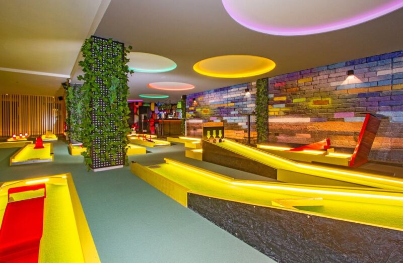 Puerto Del Carmen: Indoor 18 Hole Crazy Mini Golf Experience - Year-Round Fun