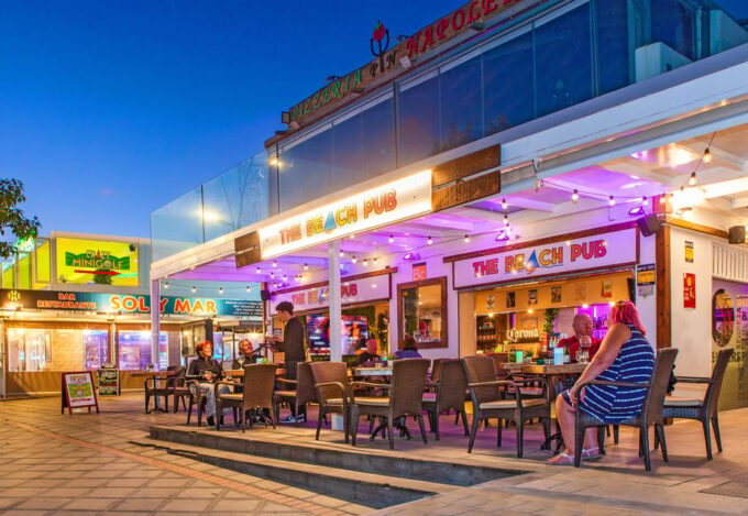 Puerto Del Carmen: Indoor 18 Hole Crazy Mini Golf Experience - Frequently Asked Questions