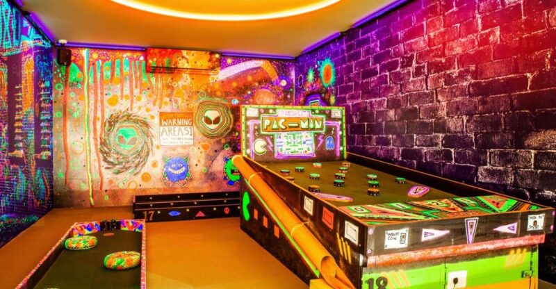 Puerto Del Carmen: Indoor 18 Hole Crazy Mini Golf Experience - Experience Overview
