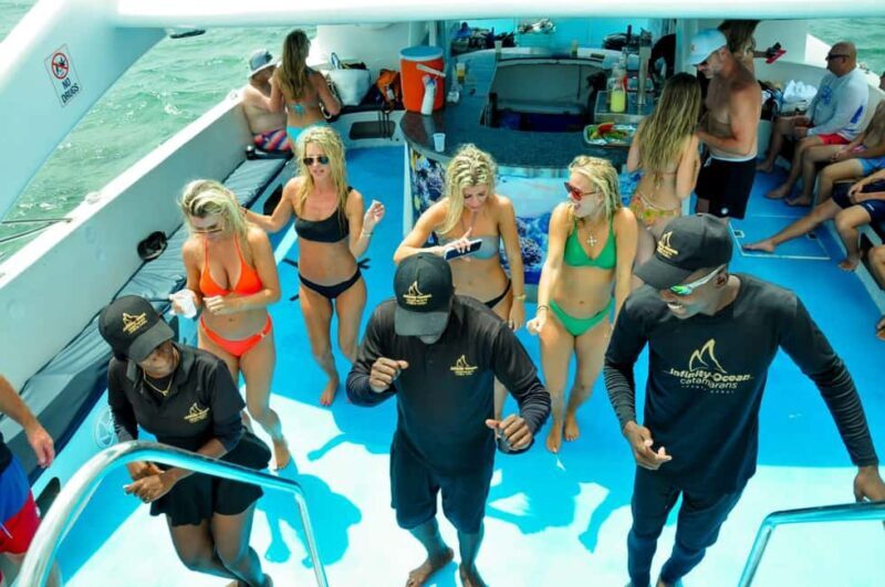 Punta Cana: Party Boat with Snorkeling, Open Bar And Hip Hop - The Music and Atmosphere