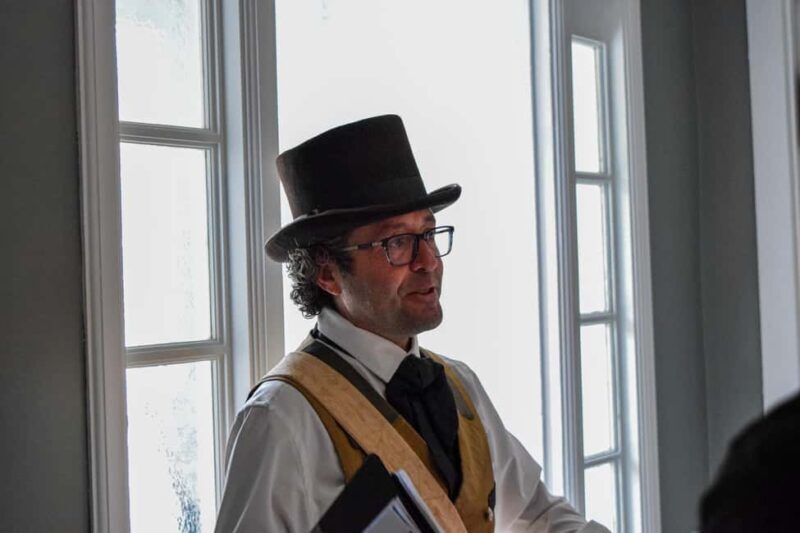 Quebec City : Guided Tour & Gin at the Quebec Garrison Club - Key Points