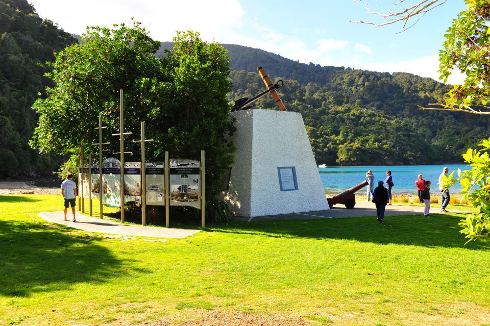 Queen Charlotte Sound Mail Boat Cruise From Picton - Background