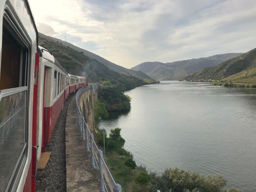 Quinta Dos Murças: Train, Walking, Lunch and Wine Tasting - Guided Winery Tour