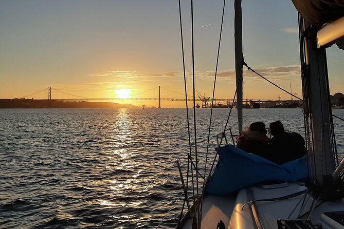 Relaxing Sailboat Cruise along the Tagus - An In-Depth Look at the Lisbon Sailboat Experience