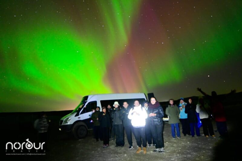 Reykjavík: 4x4 Minibus Northern Lights with Photo and Cocoa - Authenticity and Guides