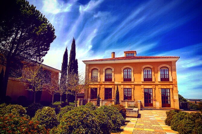 Ribera del Duero Tour: 4 Wineries Visit, Wine Tasting & Lunch - Transportation and Group Size