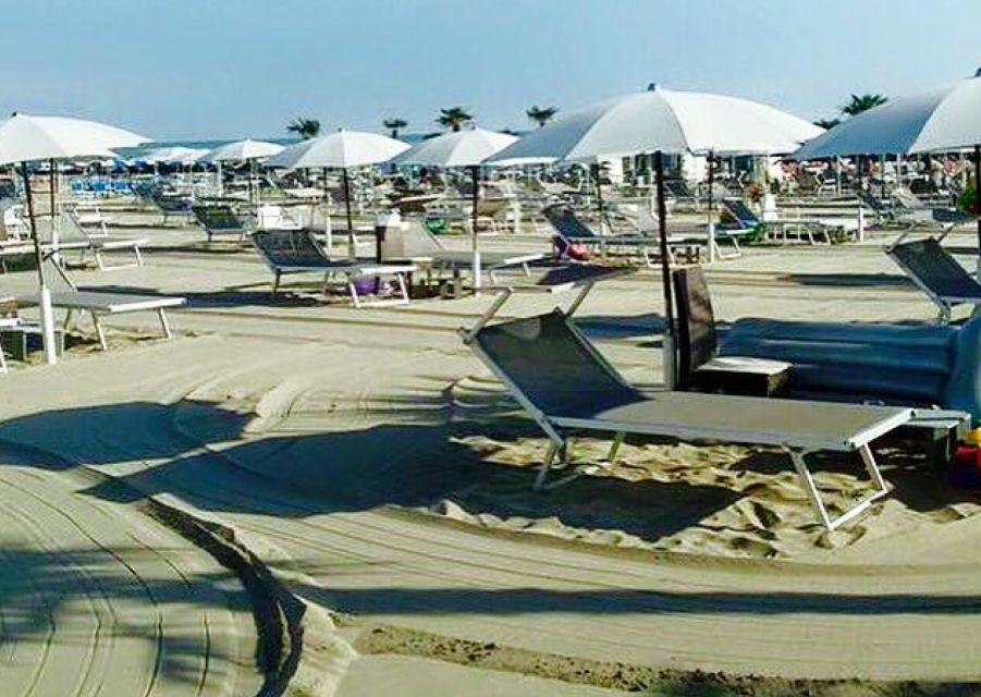 Riccione: Umbrella and Loungers at Baia Degli Angeli Beach - Key Points