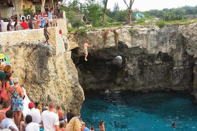 Rick's Cafe and Seven Mile Beach Private Transportation - First Stop: Seven Mile Beach – A Stretch of Paradise