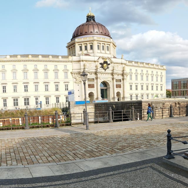 Rickshaw private driver, shared Guide Berlin Highlights - Accessibility and Practical Details