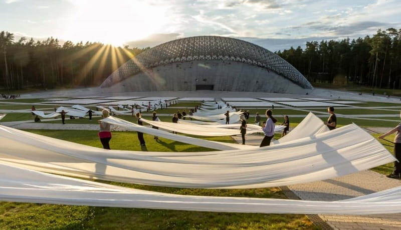 Riga: Green Spaces Bike Tour with Mezaparks and Old Town - Key Points