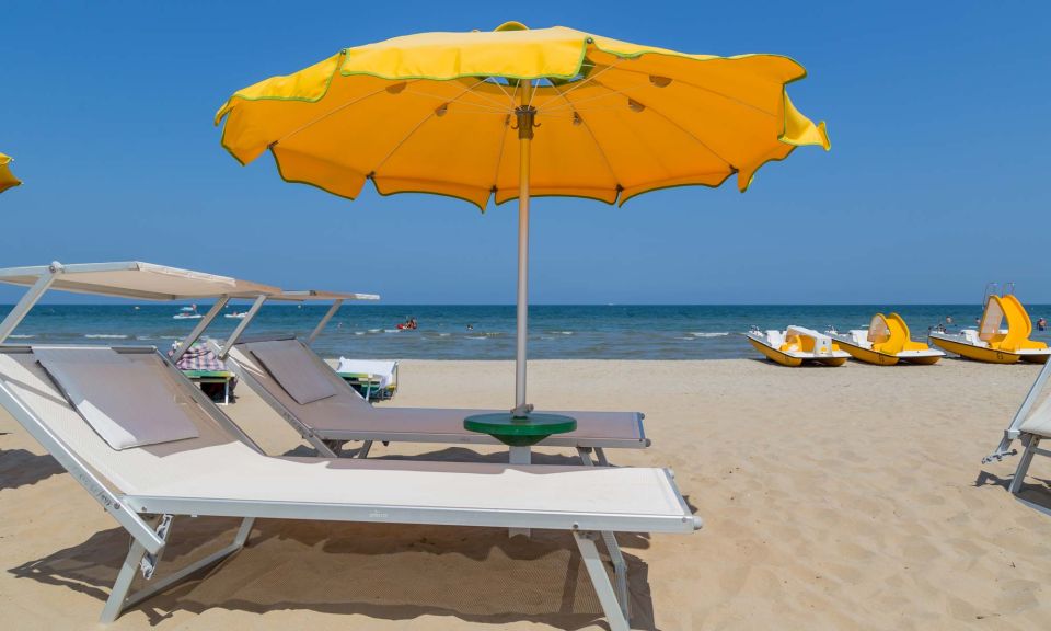 Rimini: Papaya Beach With Sunbed, Umbrella, Drink and Music - Pricing Details