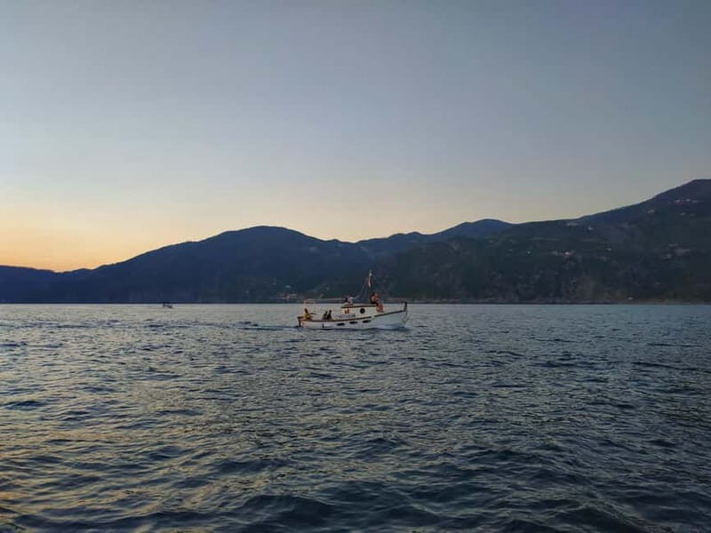 Riomaggiore: Cinque Terre Sunset Tour with Wine & Focaccia - Key Points
