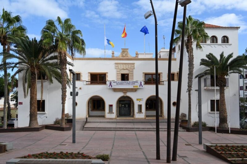 Romantic Fuerteventura Stroll: Historic Sites & Seaside Walk - Peaceful Reflection in Plaza De La