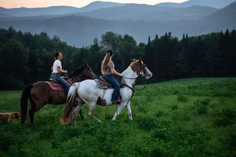 Romantic horseback riding at sunset : La Crépuscule - A Unique Blend of Scenery and Flavors in Charlevoix