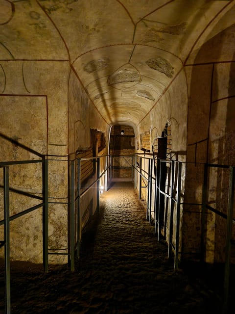 Rome: Catacombs Express ENGLISH Guided Tour - SKIP THE LINE - Exploring the Catacombs of Rome