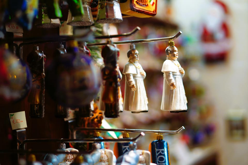 Rome: Christmas Lights Walking Tour - Enjoying the Magical Atmosphere