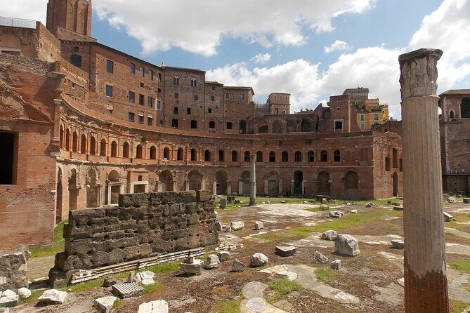 Rome Colosseum, Roman Forum & Palatine Hill Audio Tour - Exploring the Colosseum: The Heart of Ancient Rome