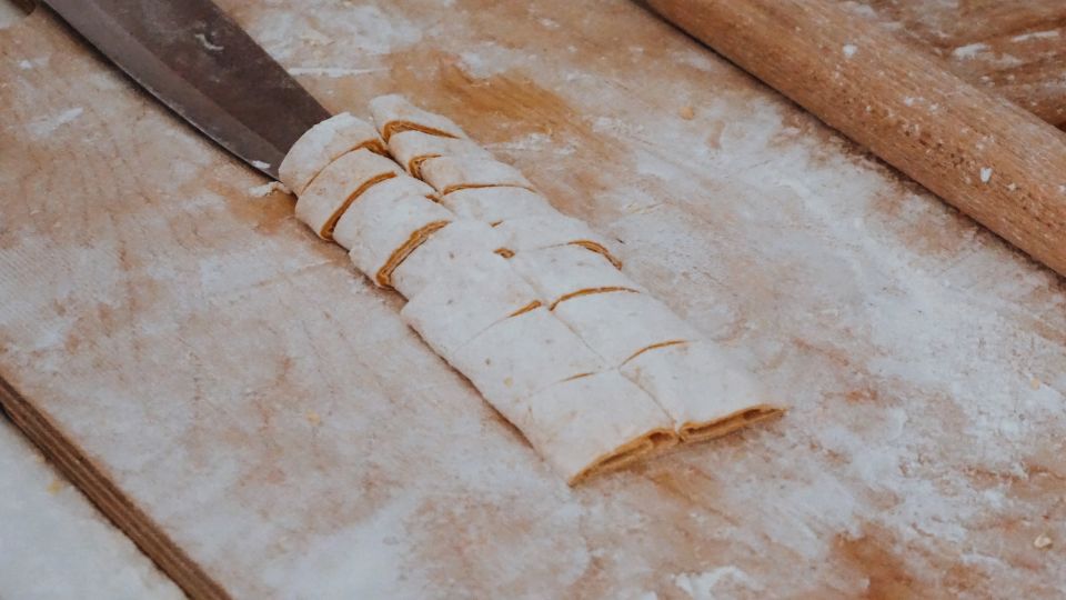 Rome: Piazza Navona Fettucine Pasta-Making Cooking Class - Instructor and Class Environment
