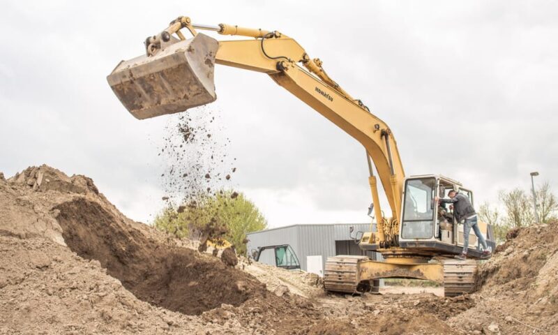 Rostock: 25t chain excavator digging at the Rostock excavator playground - Visualizing the Experience