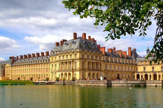 Round Transfer to Fontainebleau and Vaux Le Vicomte From Paris - Additional Services Available