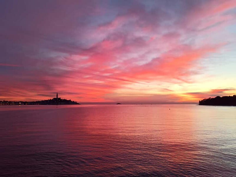Rovinj: Dolphin Watching Sunset Speedboat Tour with Drinks - Authenticity and Review Highlights