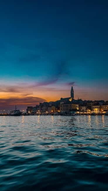 Rovinj: Luxury Old Town Night Cruise with Drinks - Key Points
