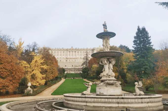 Royal Collections Gallery and Royal Gardens: Private Tour - Visit the Beautiful Campo Del Moro Park
