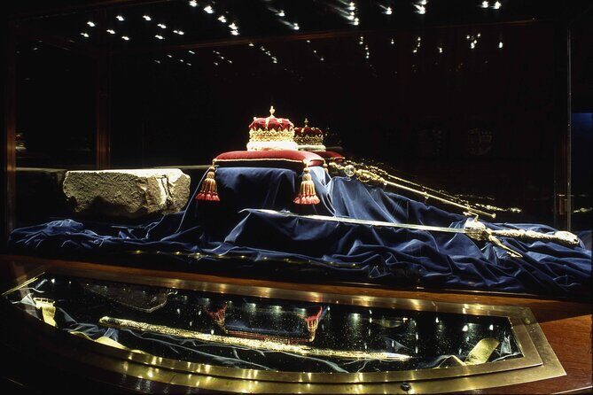 Royal Edinburgh Overnight Tour by Rail from London - The Authentic Edinburgh Experience