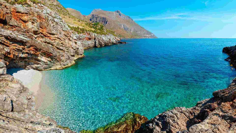 Rubber Dinghy Rental With Boating License - Key Points