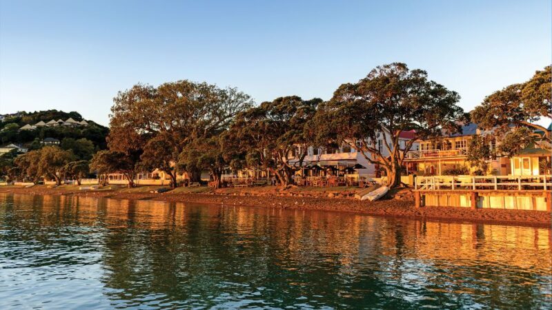 Russell: 1-Hour Sightseeing Tour by Coach & Long Beach - Explore Russell in a Cozy Hour