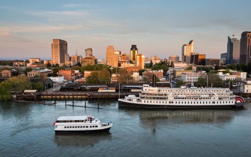 Sacramento: City Cruises Sights and Sips Cruise - The Atmosphere and Entertainment